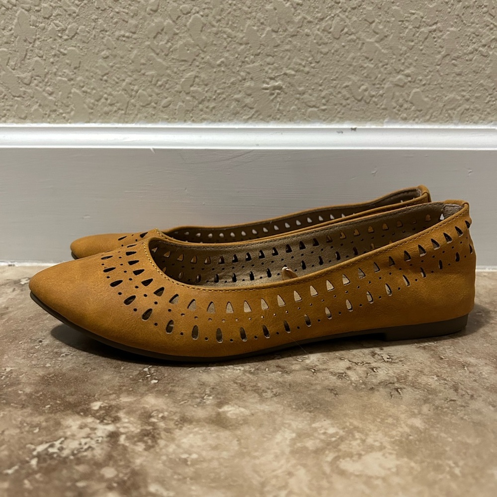 Whitemt ballet flat. Size: 6.5